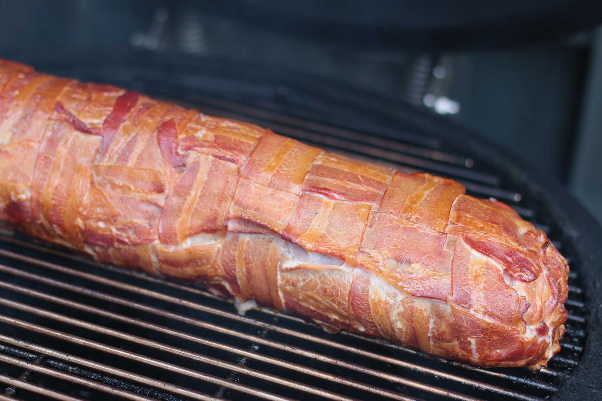 Die Bacon Bomb liegt 30 Minuten auf dem Smoker