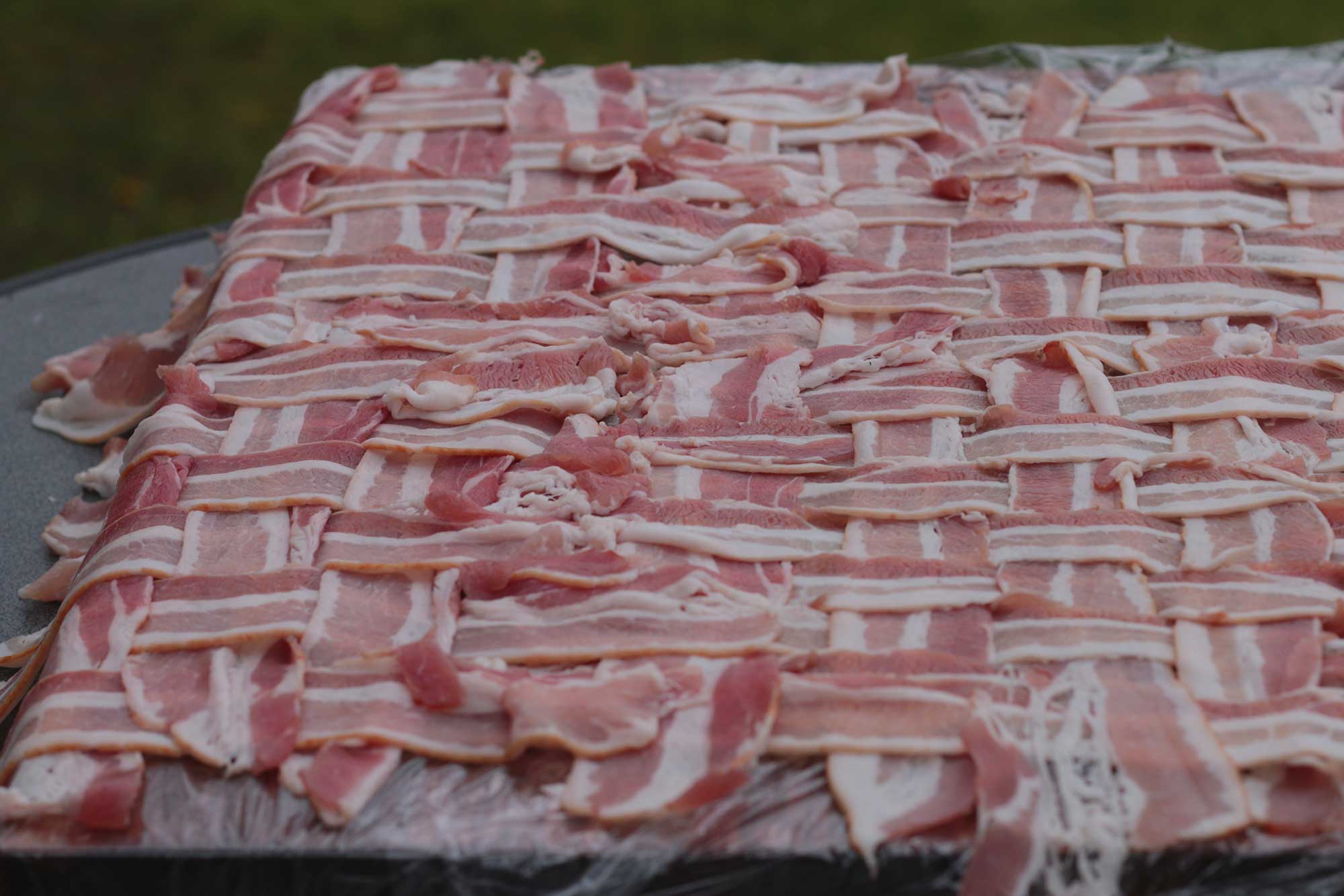 Vorbereitung für Bacon Bomb: Netz aus Bacon ausgelegt