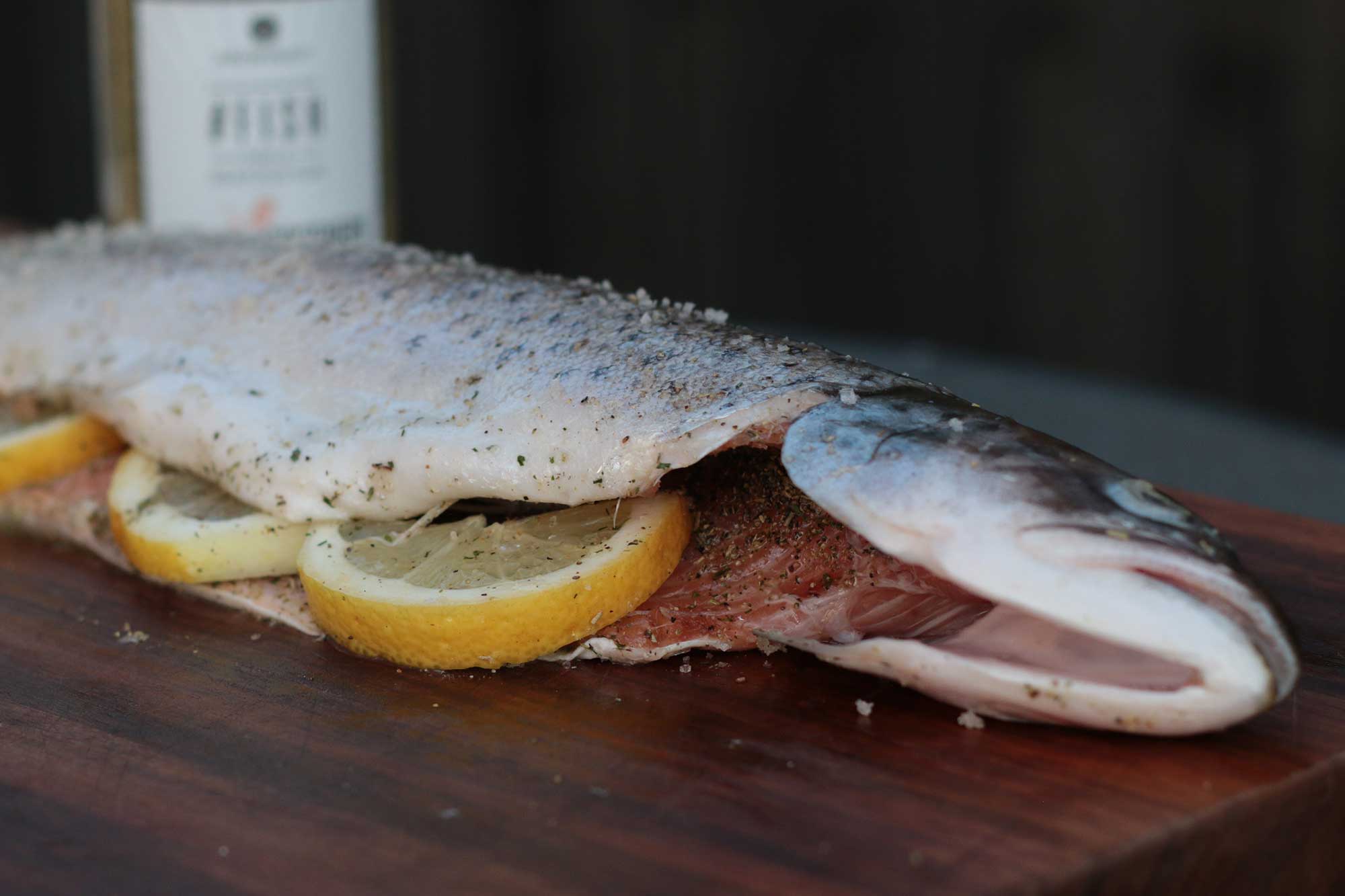 Der Fisch wurde mit Zitronen und Kräutern gefüllt