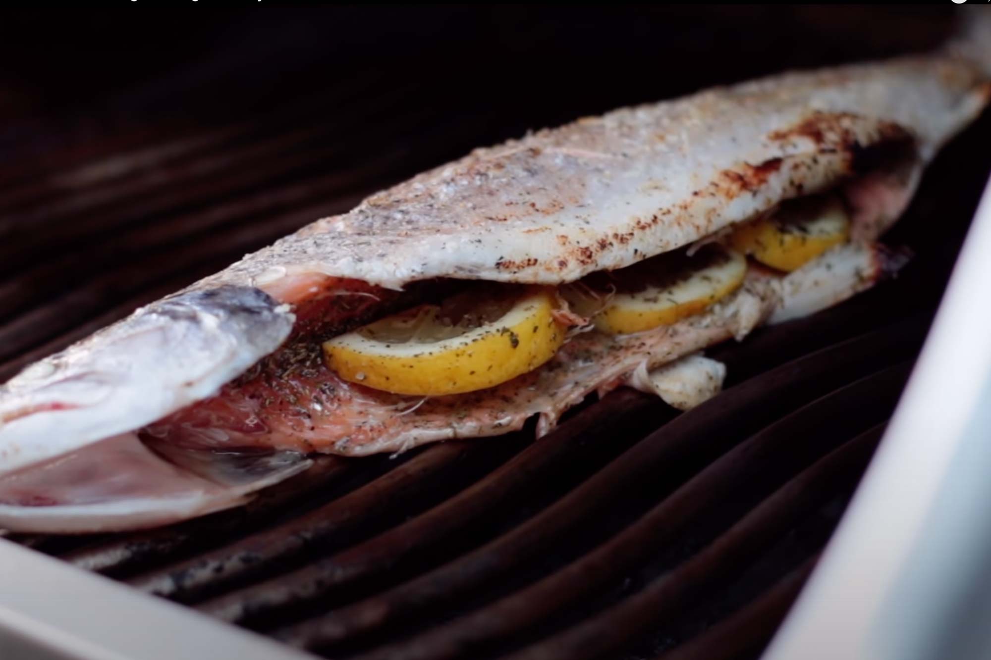 Der Fisch nimmt auf dem Grill Farbe an