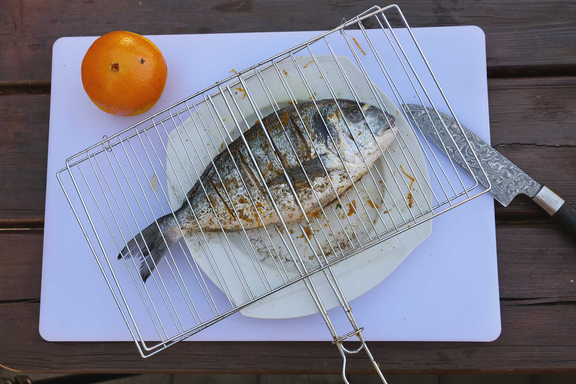 Die Dorade liegt in einem Fischkorb bereit