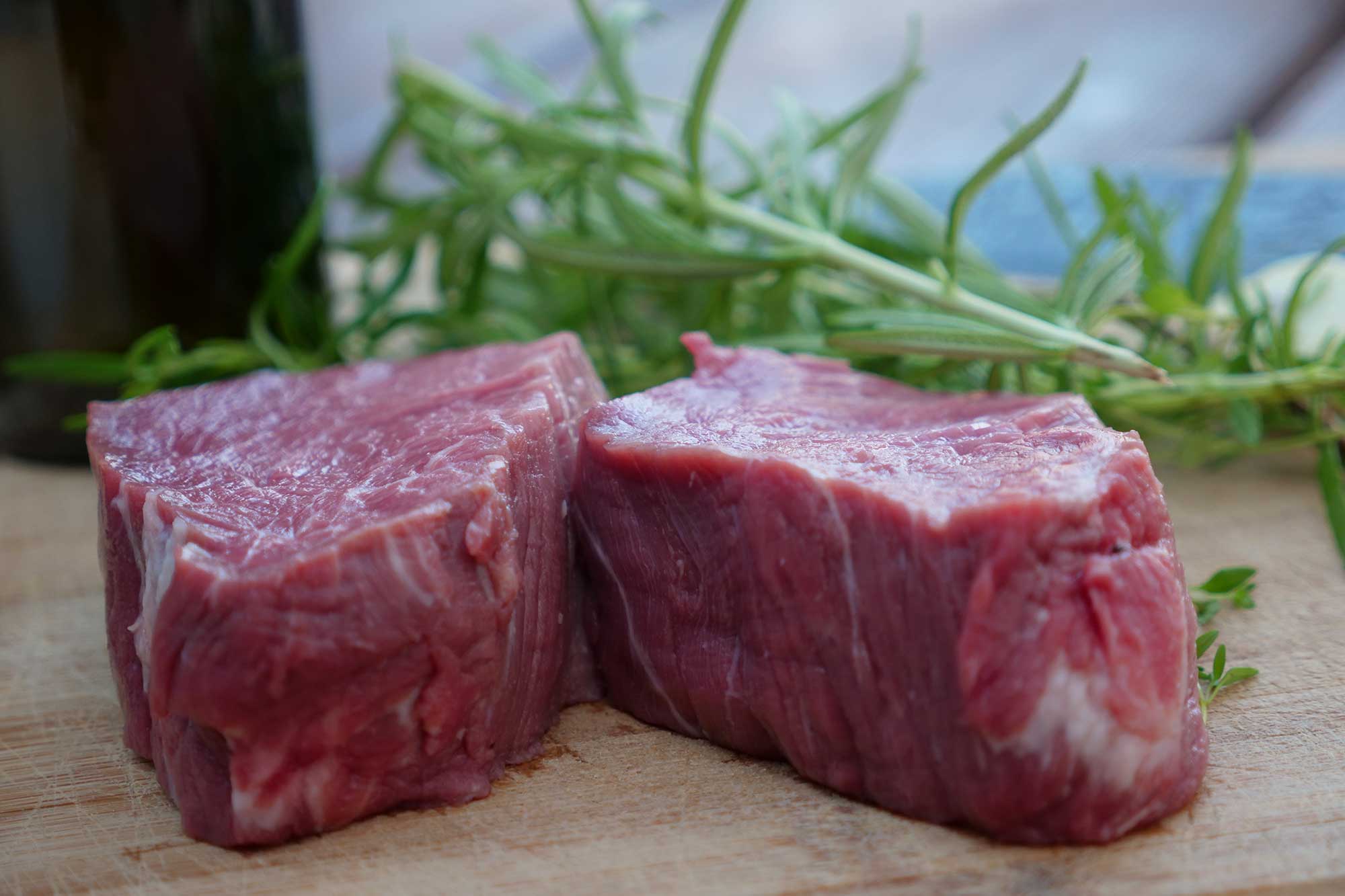 Tiefrotes Rinderfilet auf einem Brett