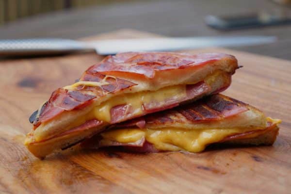 Lecker gegrilltes Sandwich