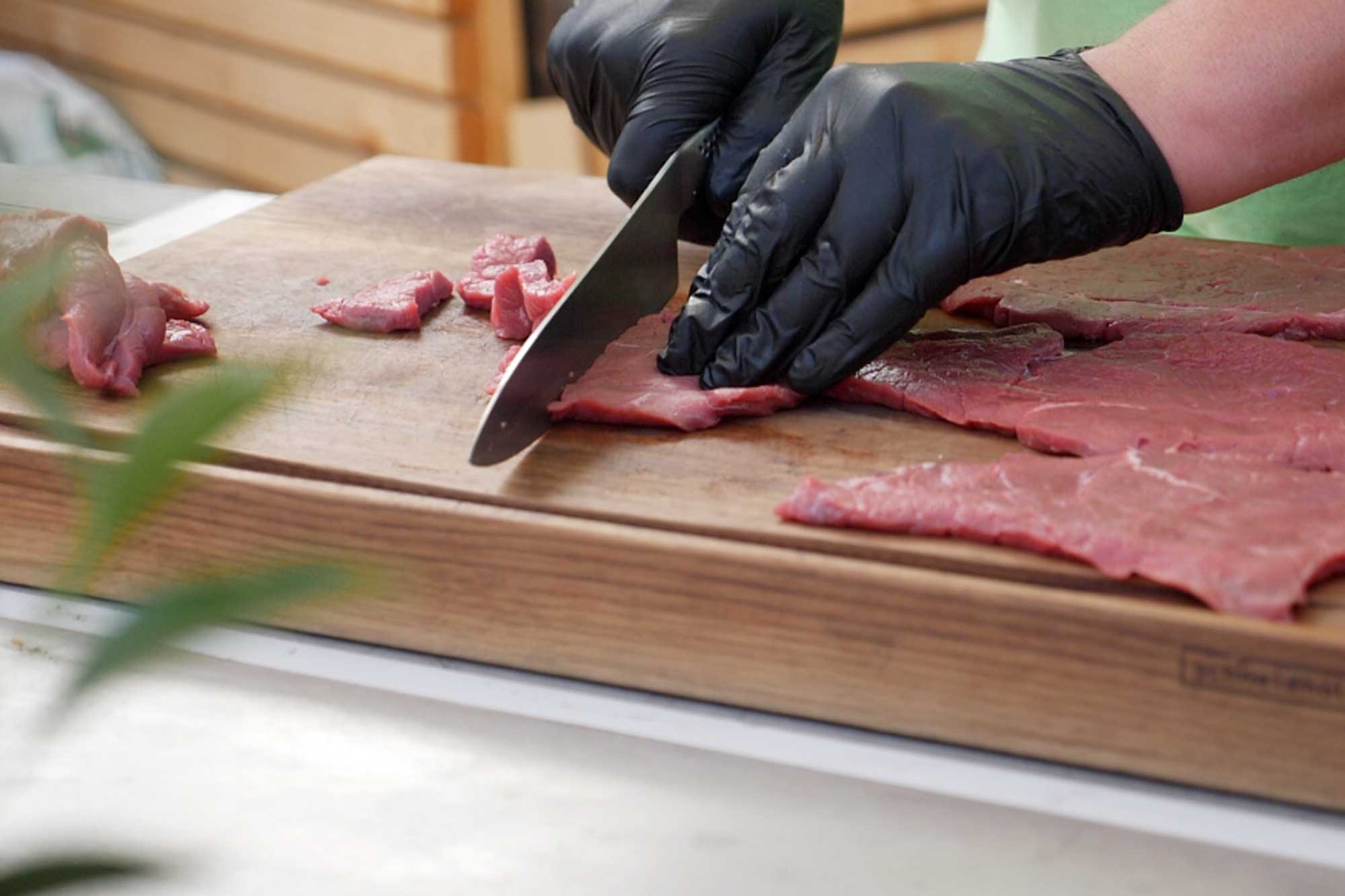 Rouladen werden in Scheiben geschnitten