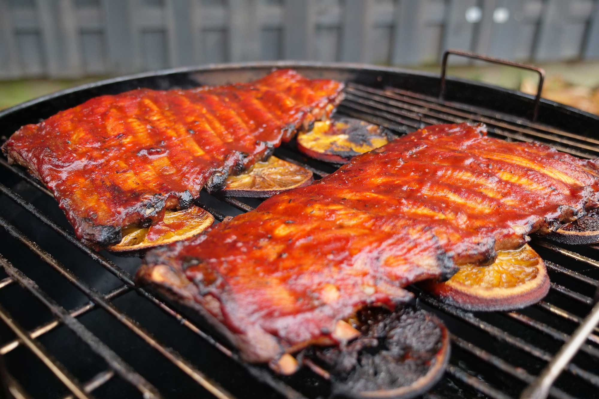 Spareribs mit BBQ Sauce glasieren