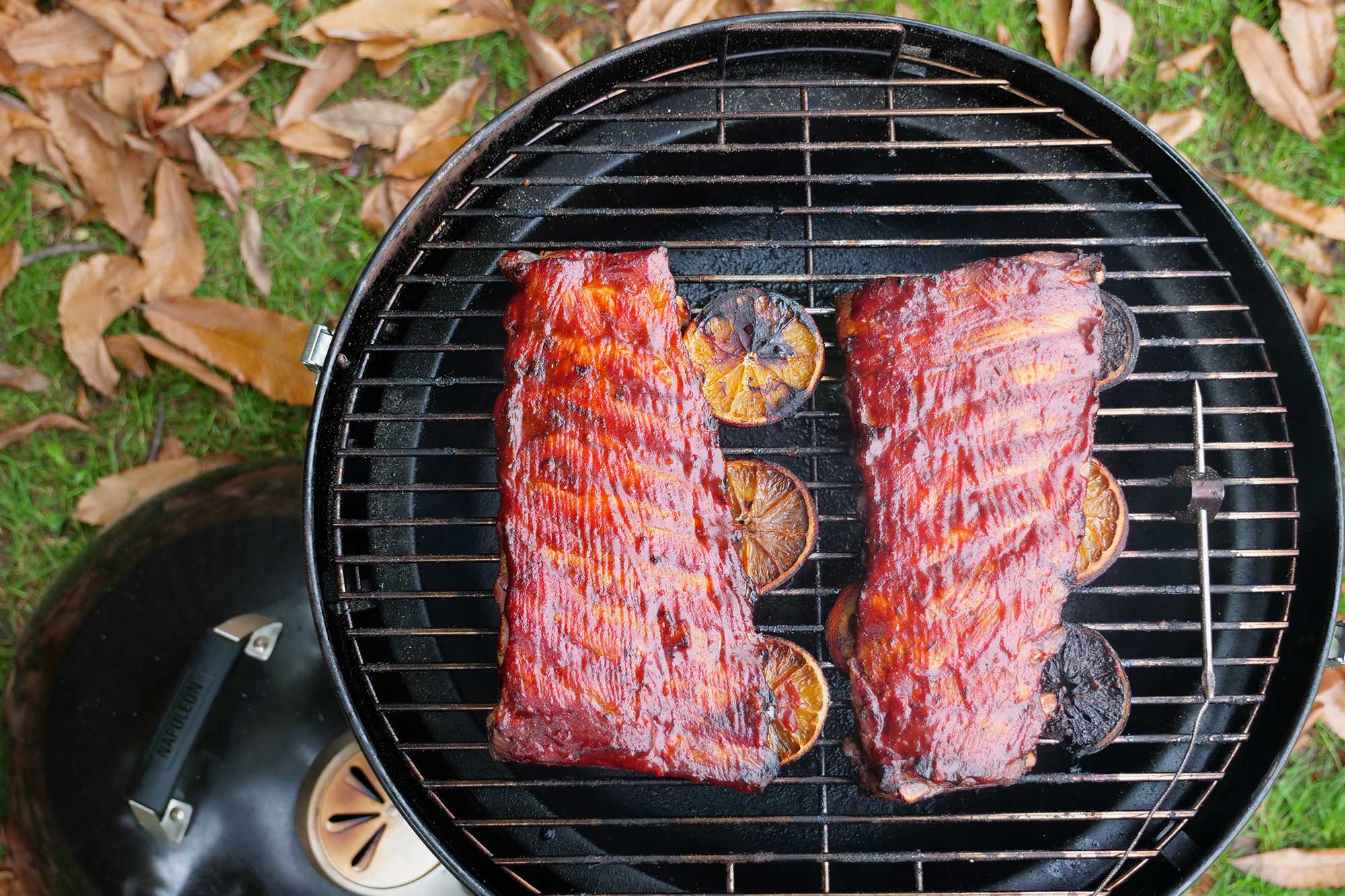 Zusätzlich werden die Spareribs mit BBQ Sauce bepinselt