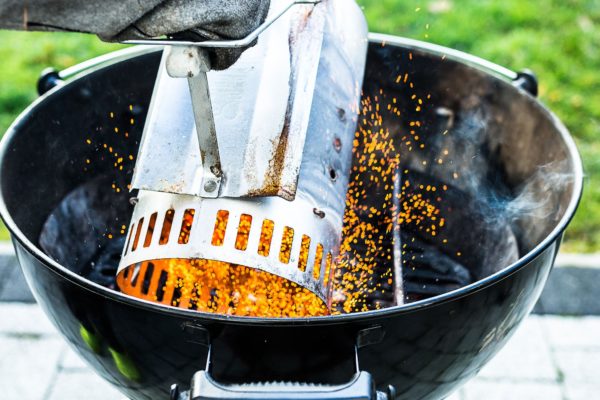 Glühende Kohlen in zum Grillen im Holzkohlegrill