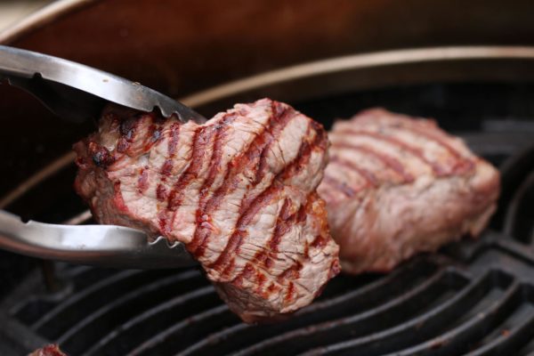 Die 3 Rumpsteaks werden scharf angebraten
