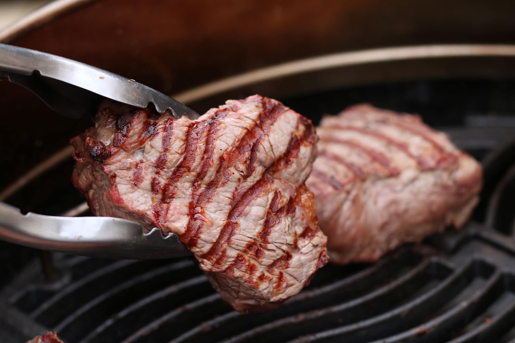 Die 3 Rumpsteaks werden scharf angebraten