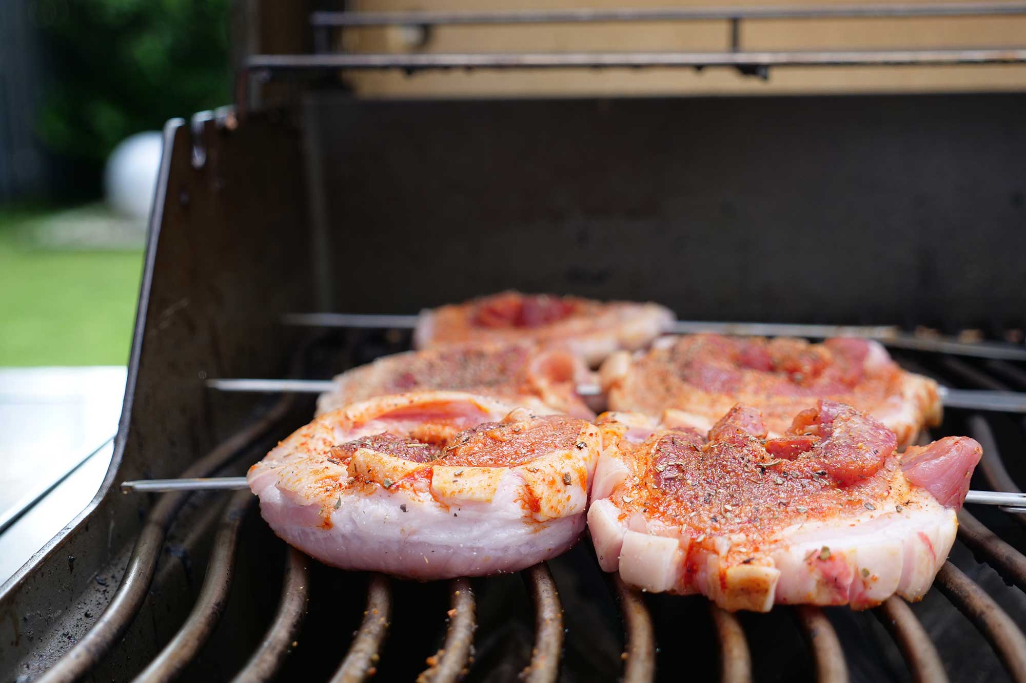 Die Spieße liegen im indirekten Bereich des Grills