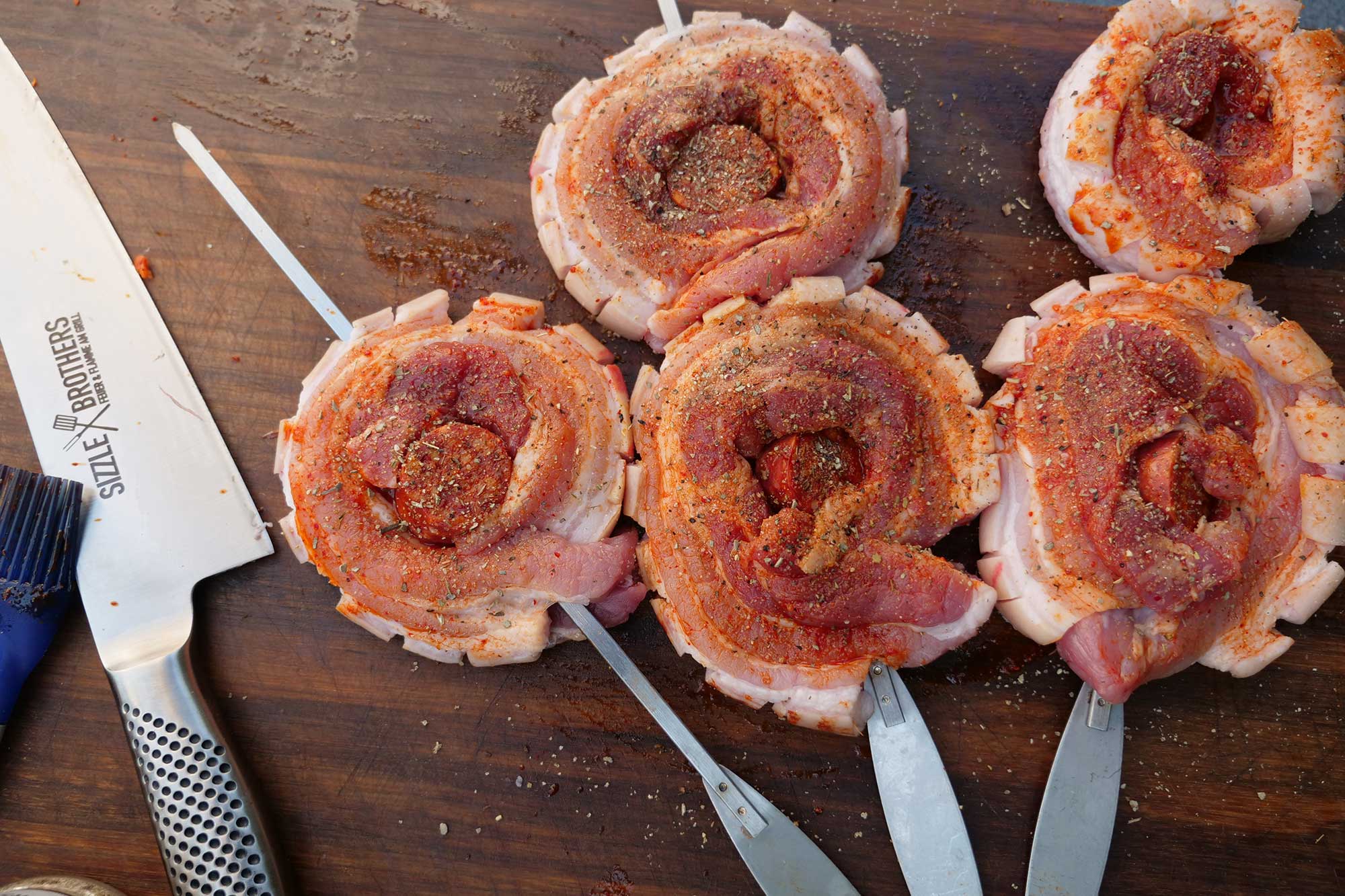 Die Schweinebauch Spieße sind bereit für den Grill