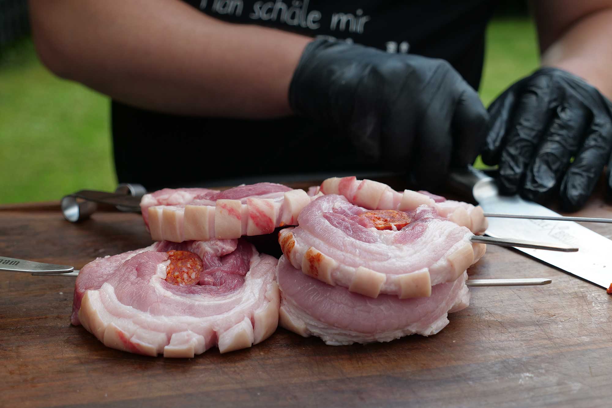 Die Schweinebauch Spieße werden gesteckt