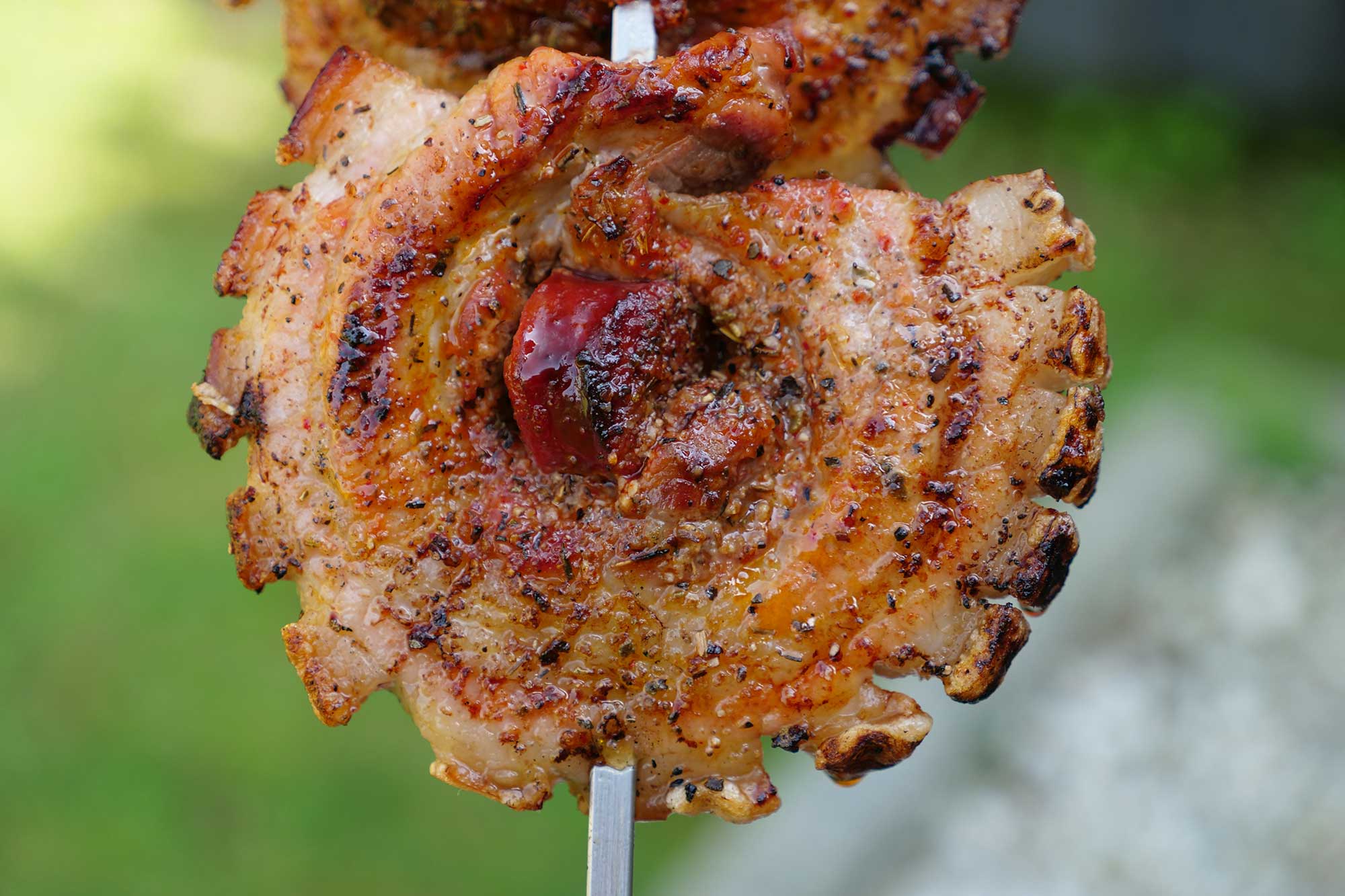 Die fertigen Schweinebauch Spieße vom Grill