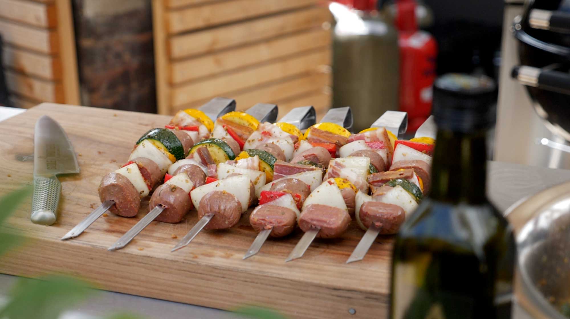 Die Sucuk Grillspieße können nun gegrillt werden