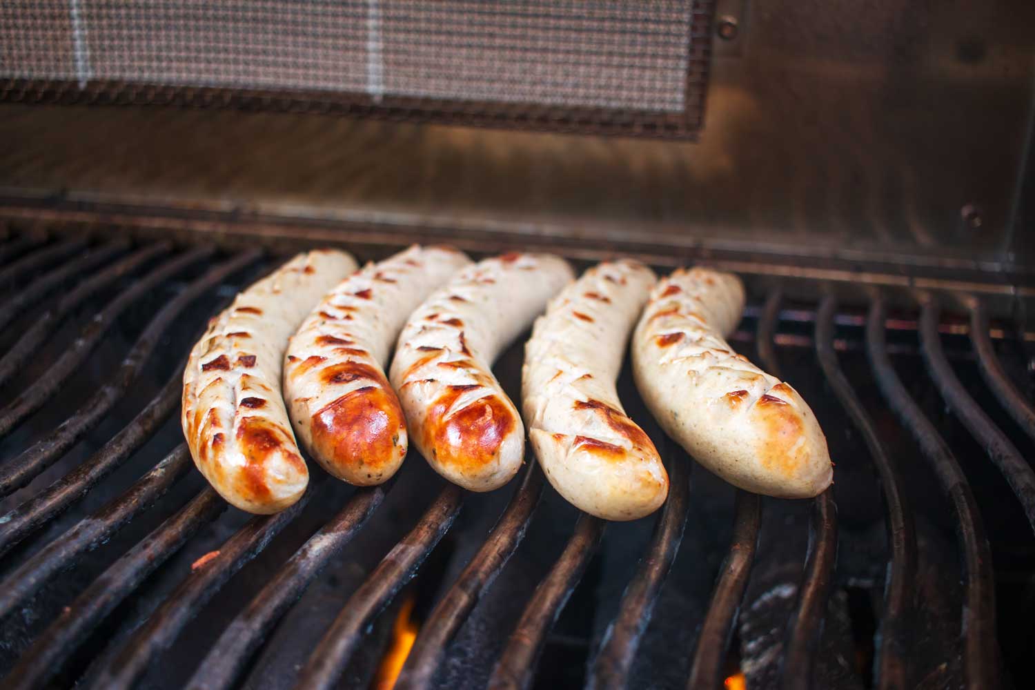 Bratwurst grillen für die Bratcurry mit selbstgemachter Currysauce