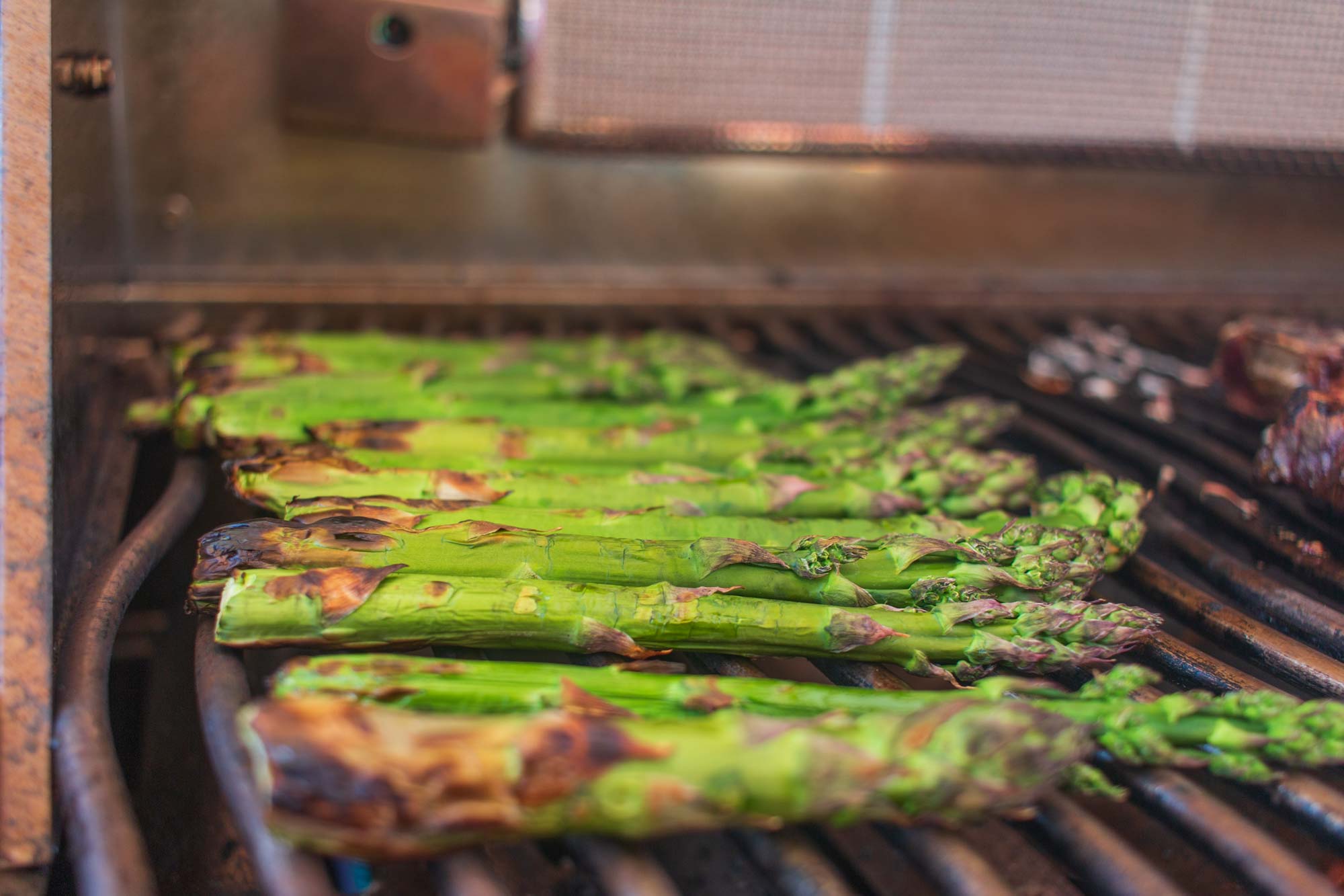Grüner Spargel auf dem Grill