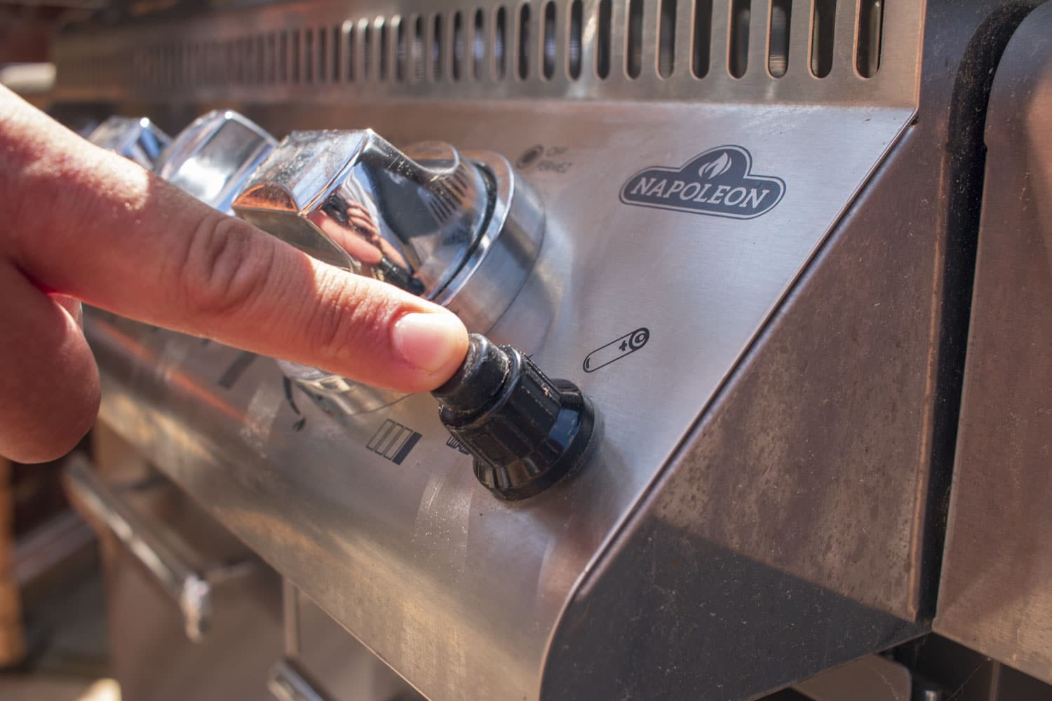 Gasgrill anmachen - Zünden mit dem Elektrozünder
