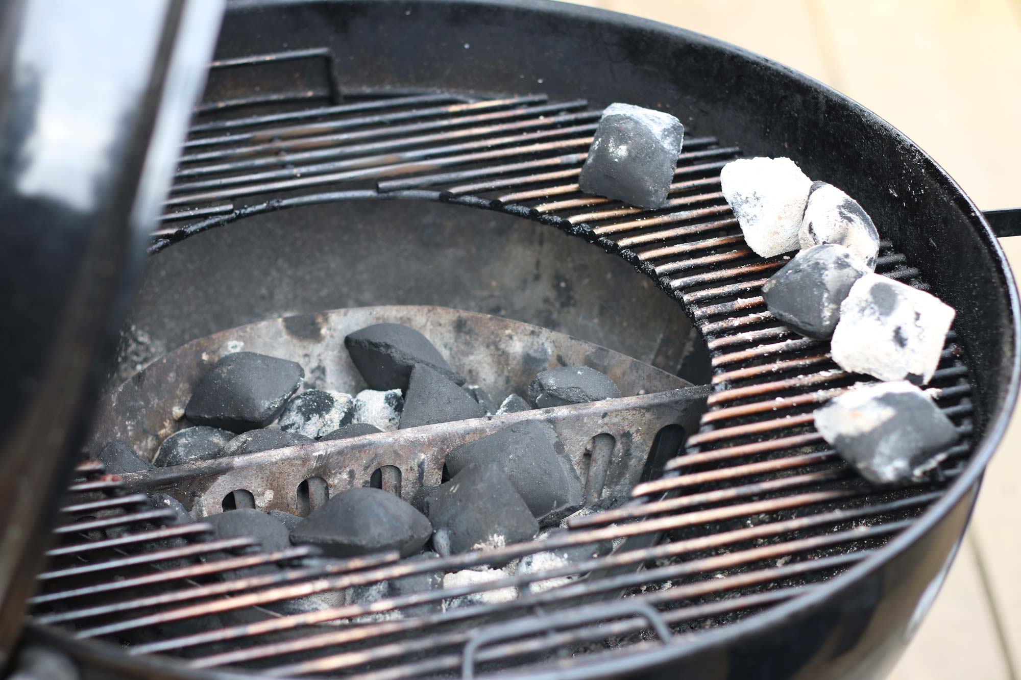 Pulled Pork Dutch Oven: Briketts unter dem Dopf sorgen für Unterhitze