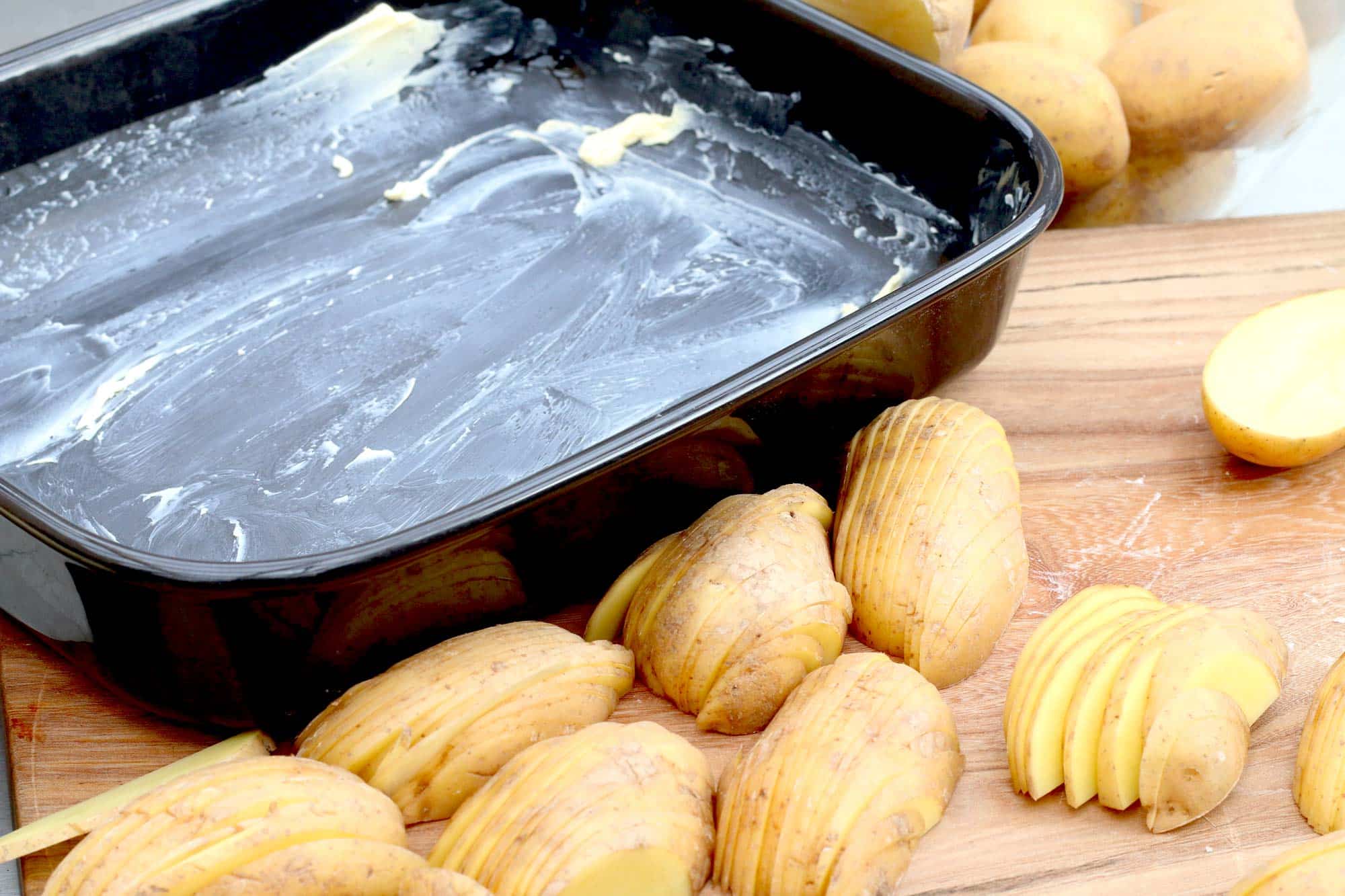Für das Kartoffelgratin wird die Auflaufform mit Butter und Knoblauch bestrichen