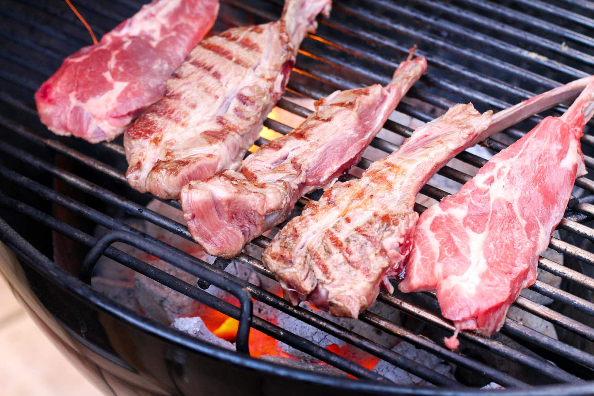 Lammkoteletts grillen - Das Fleisch liegt auf