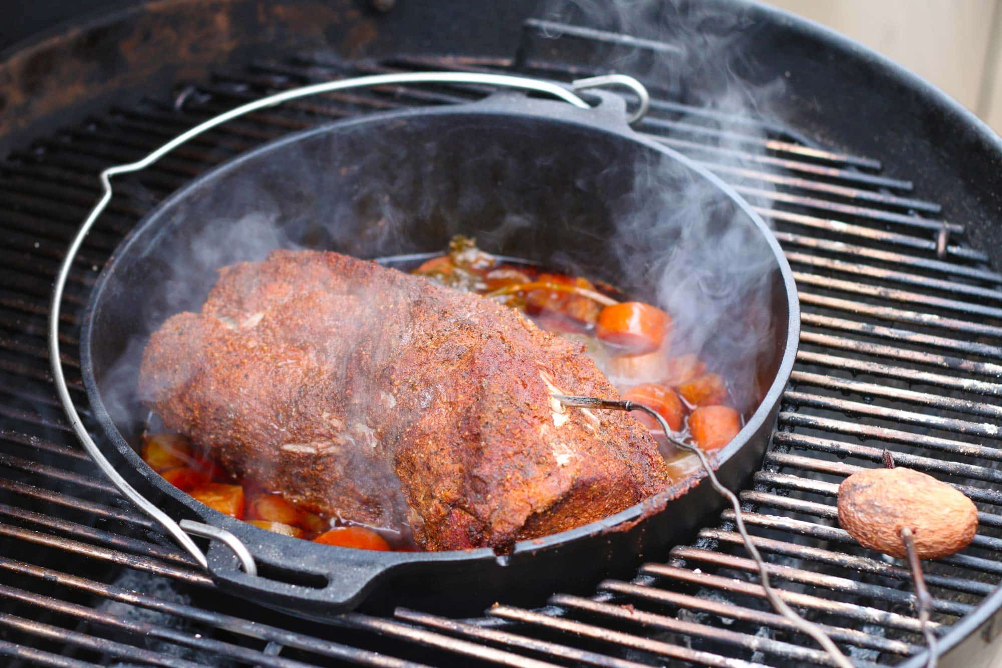 Pulled Pork aus dem Dutch Oven wird 3 Stunden lang geschmort