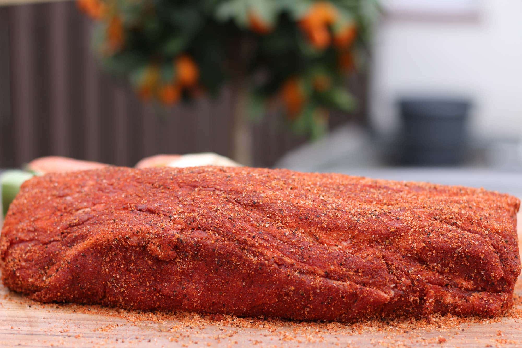 Für Pulled Pork aus dem Dutch Oven wird ein Schweinenacken gut gewürzt
