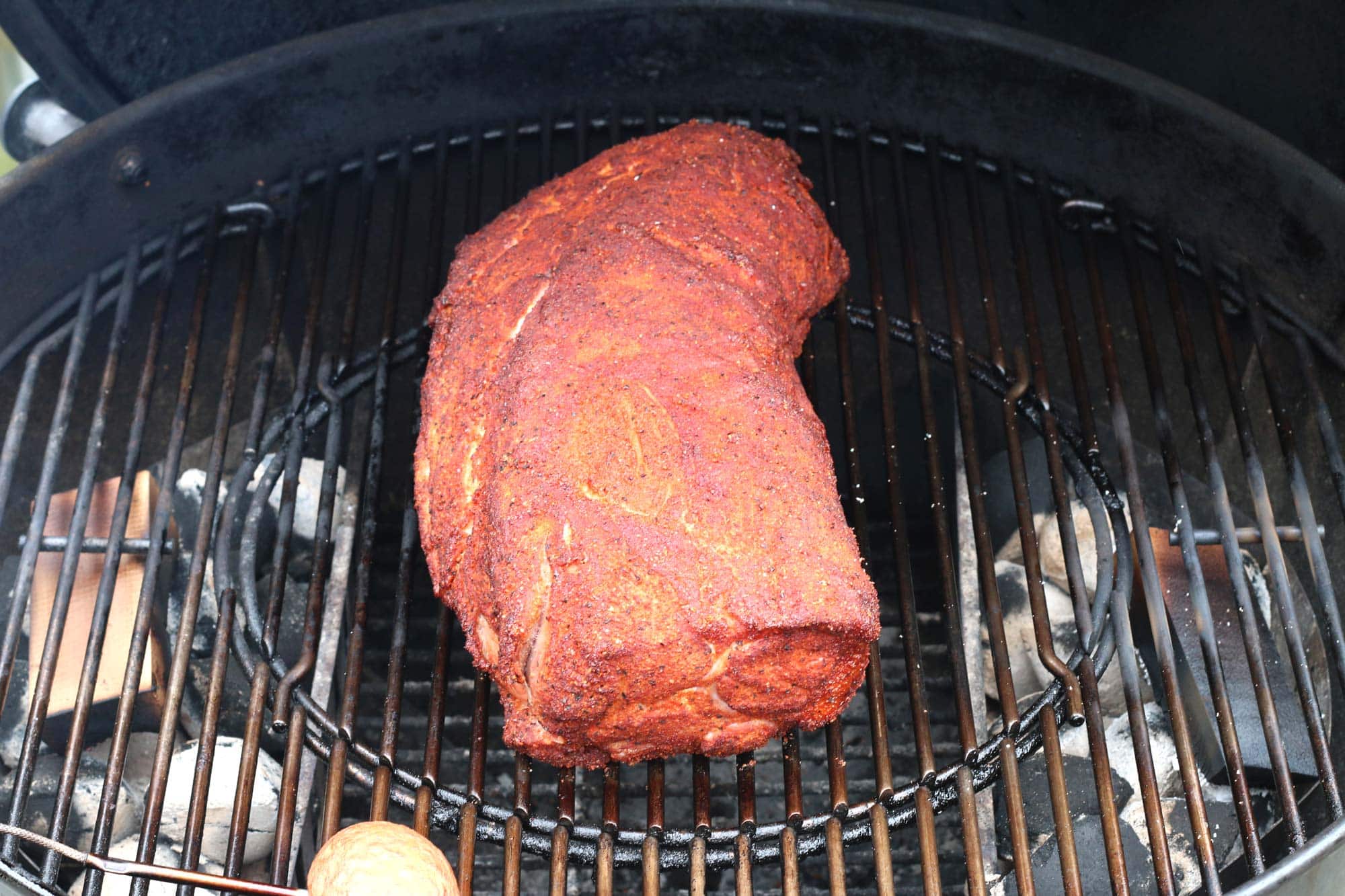Pulled Pork aus dem Dutch Oven wird eine Stunde lang gesmoked