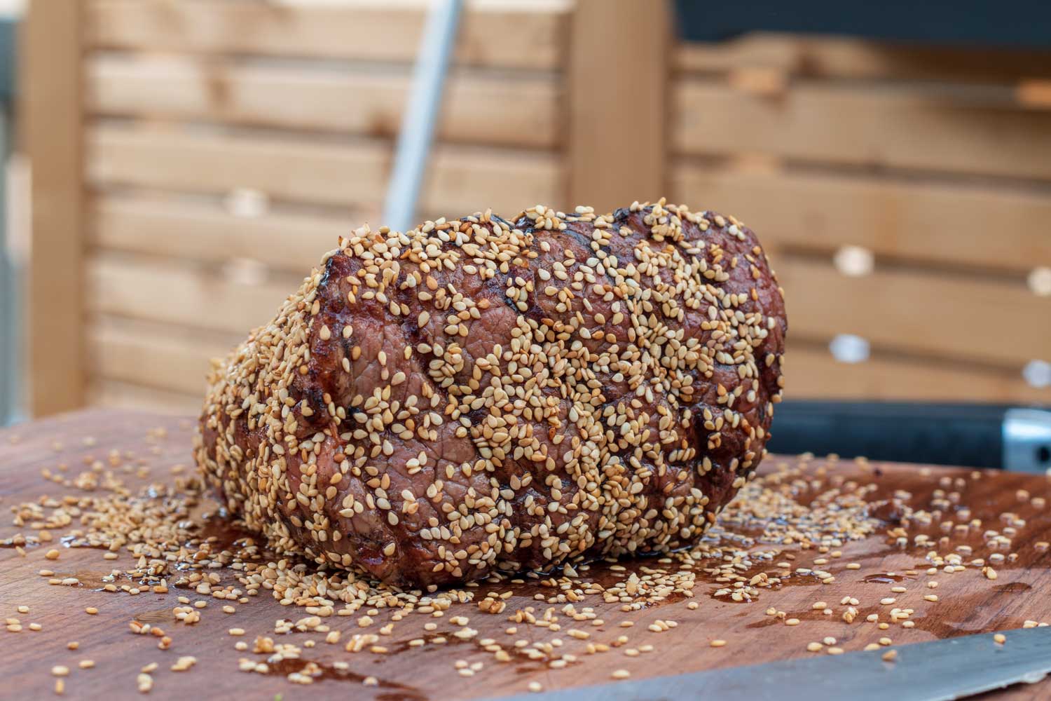 Das Rinderfilet ist mit einer Sesamkruste bedeckt