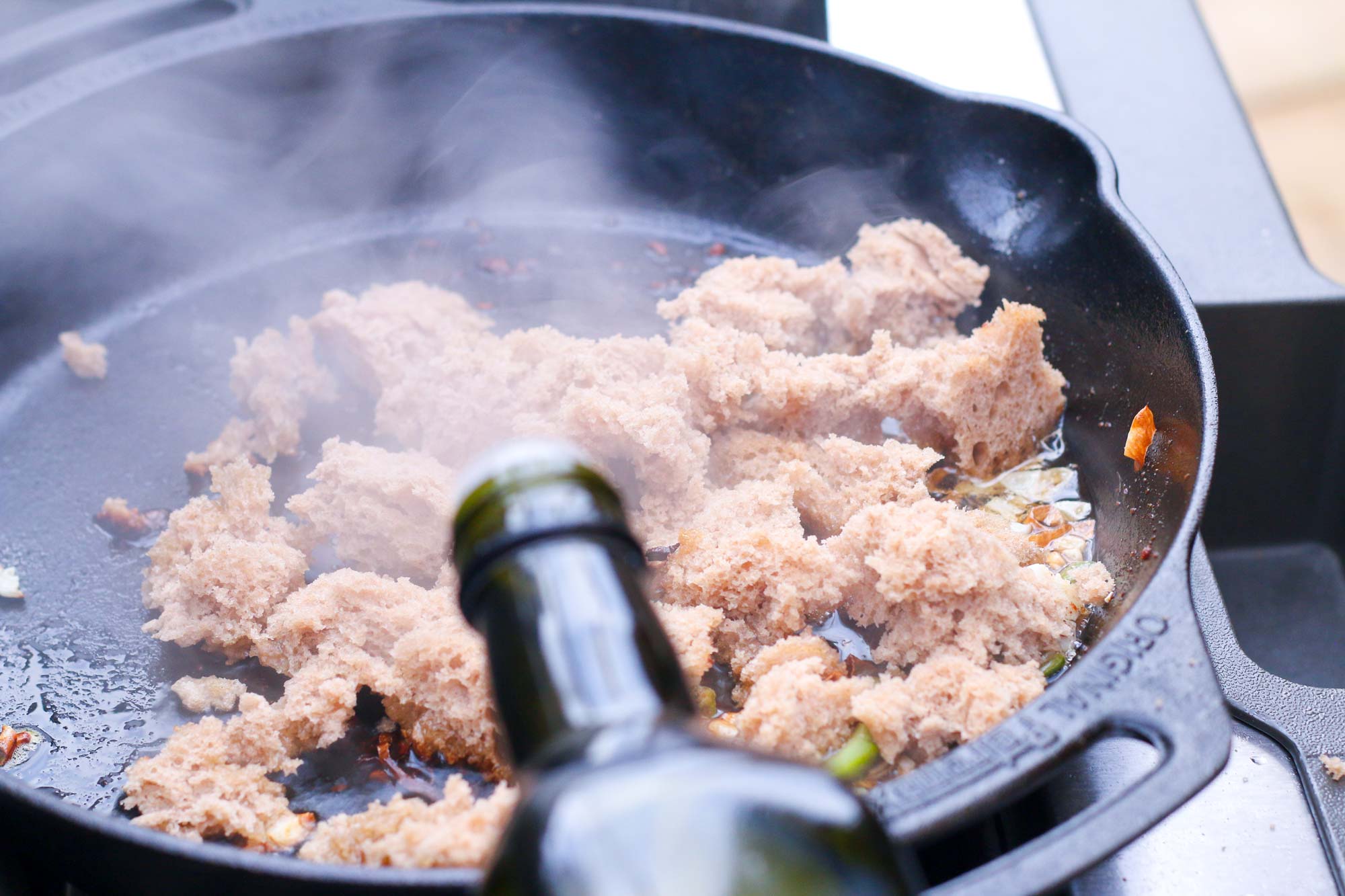 Croutons aus Gersterbrot als Topping für die Lammkoteletts