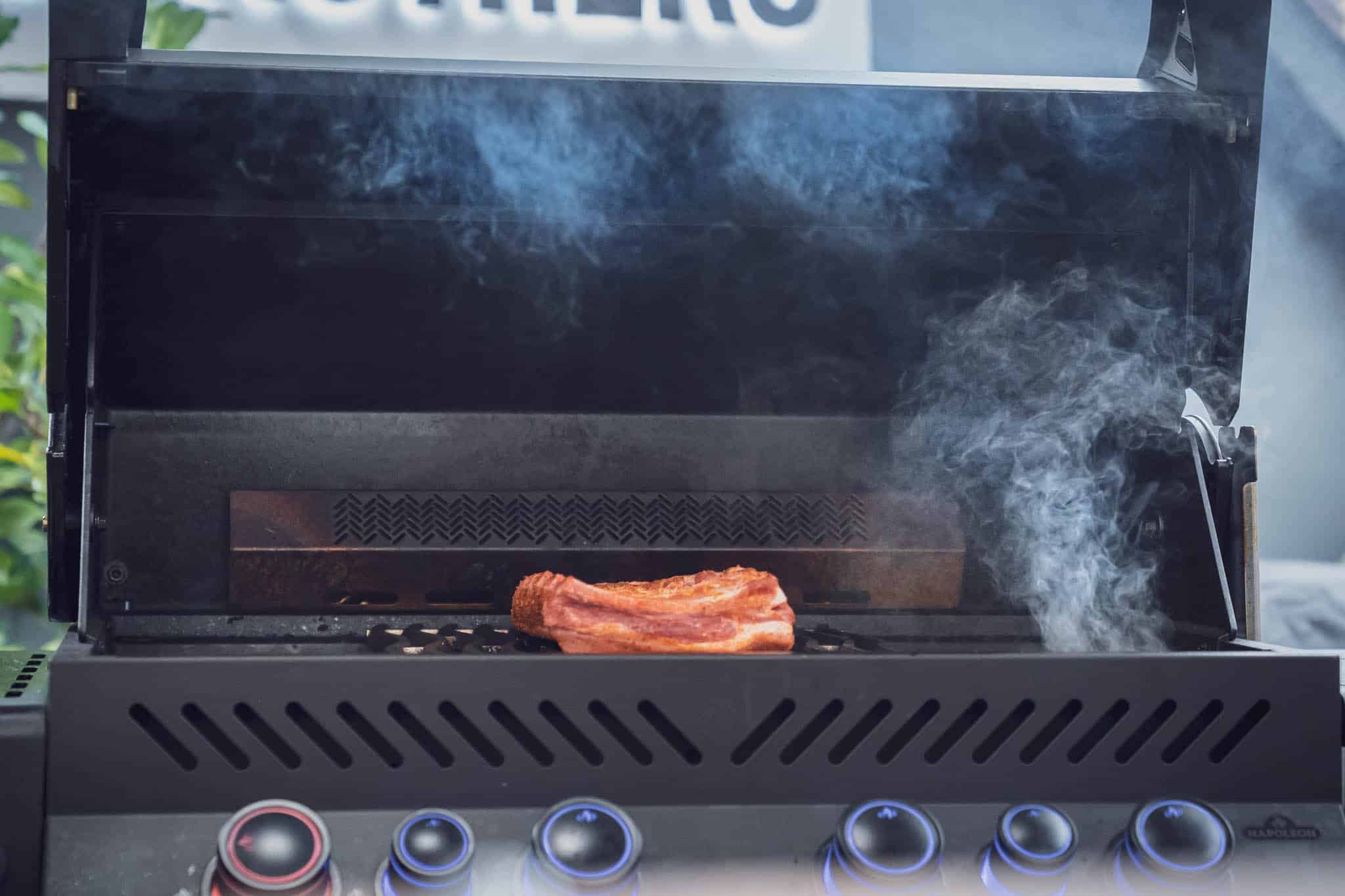 Im indirekten Bereich liegen die Spareribs vom Gasgrill