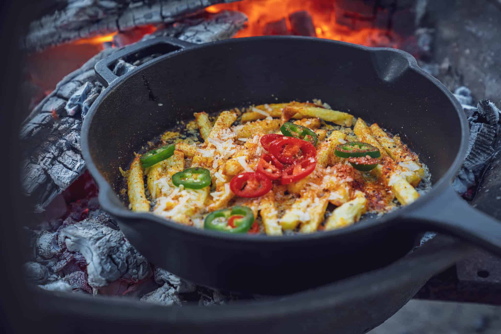 Chili Cheese Fries im Feuer