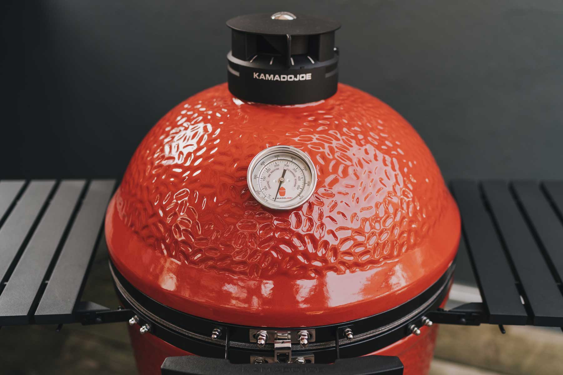 Deckel vom Keramikgrill - hier der Kamado Joe
