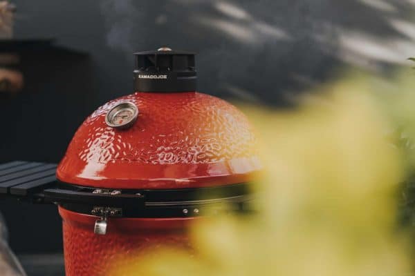 Der Kamado Joe Keramikgrill raucht