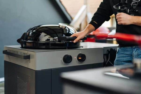 Gasgrill wird angemacht und erklärt