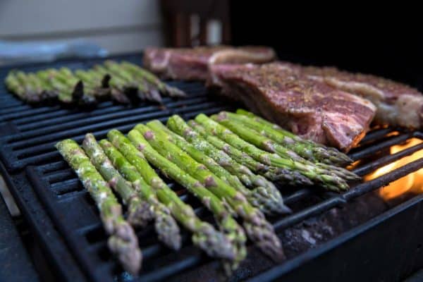 Grüner Spargel auf dem Grill