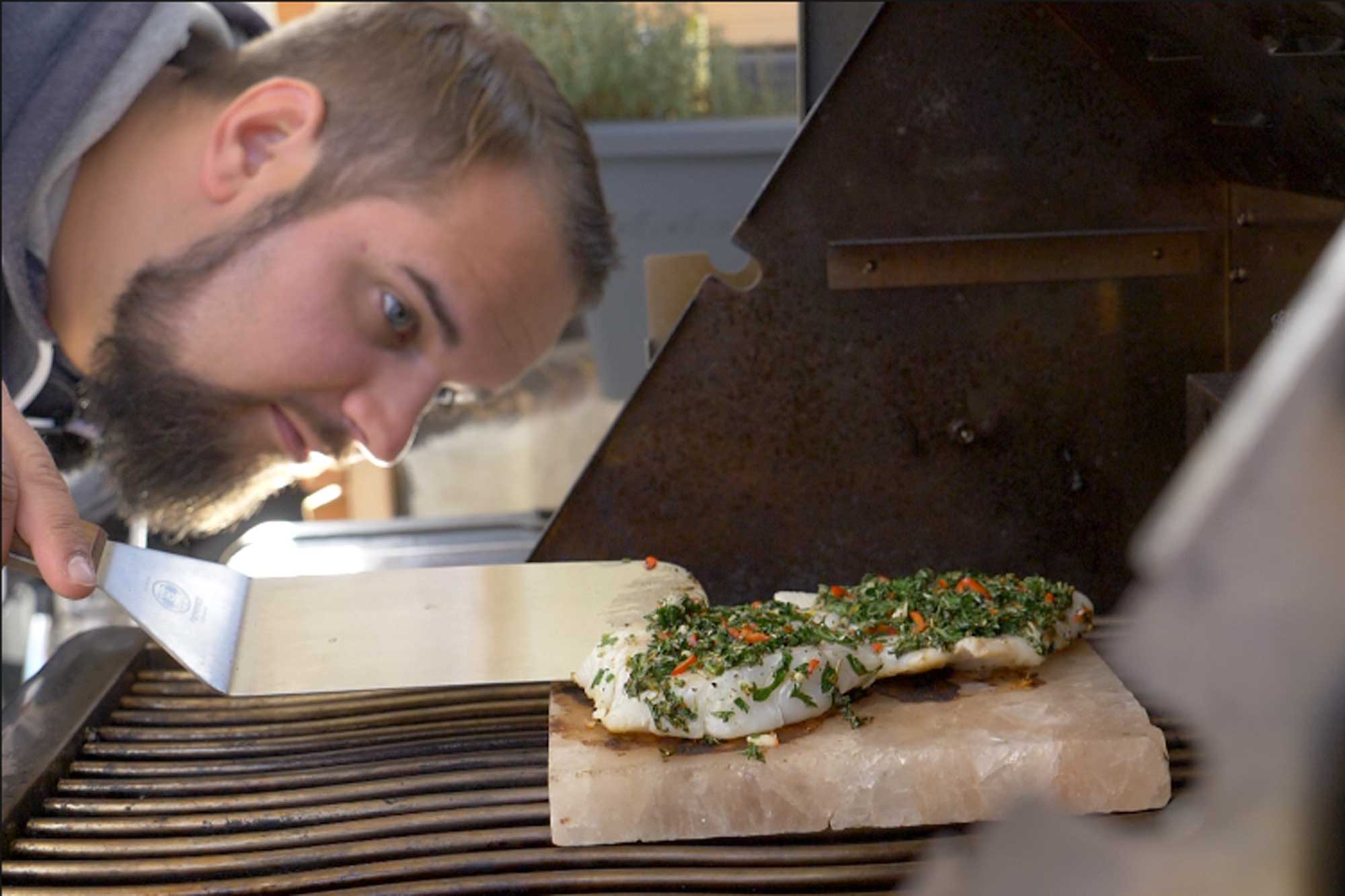 Grillen mit dem Salzstein - der Fisch liegt auf