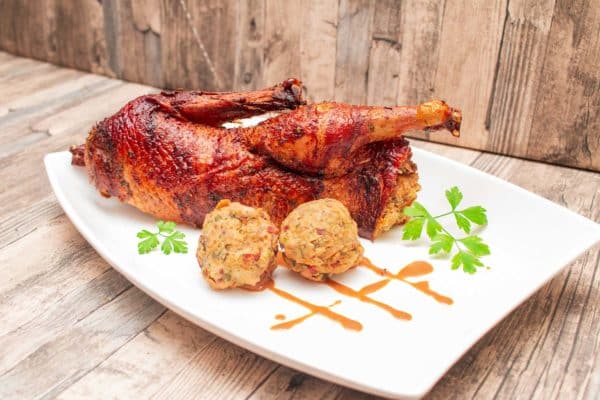 Gegrillte Ente mit Semmelknödelfüllung