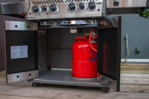 Die 11 kg Gasflasche passt in den Napoleon Rogue 525 SE und die Grillwanne wird von vorne herausgezogen