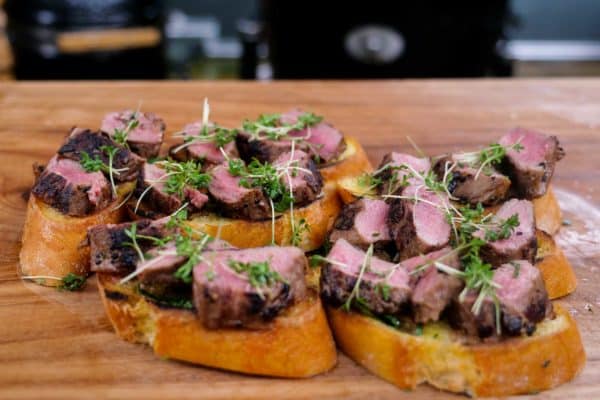 Lammlachse grillen von der Plancha mit Knoblauchbrot