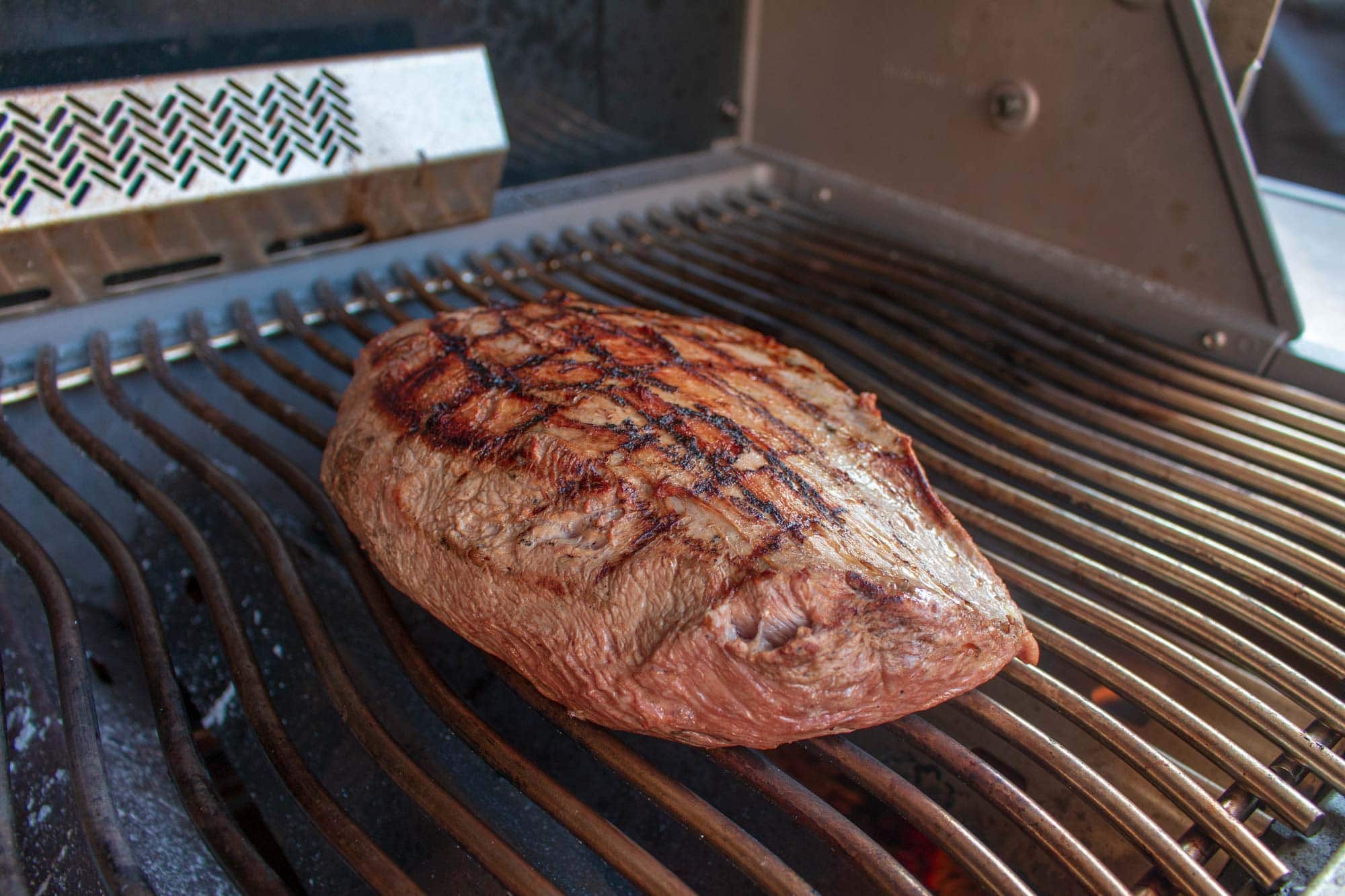 Kalbsfleisch liegt auf dem Grill
