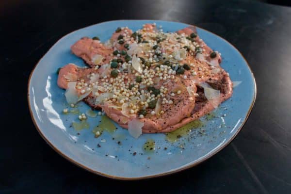 Vitello Tonnato auf einem Teller