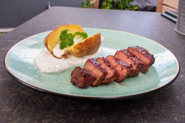 Iberico Presa Nackensteaks mit Kräuterdip und Ofenkartoffel