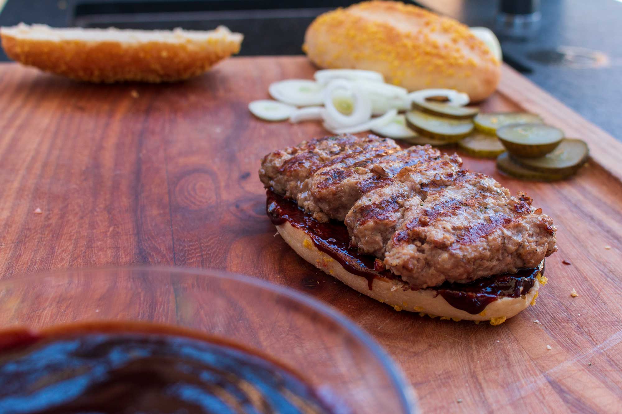 Mc Rib Burger Fleischpatty auf Brötchen legen