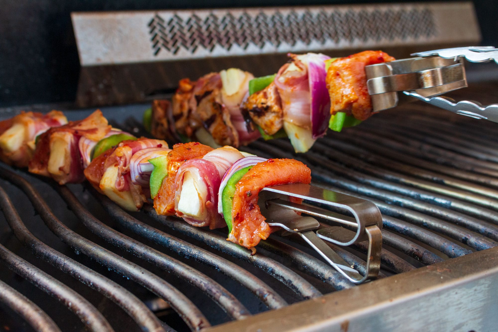 Schaschlikspieße werden direkt gegrillt