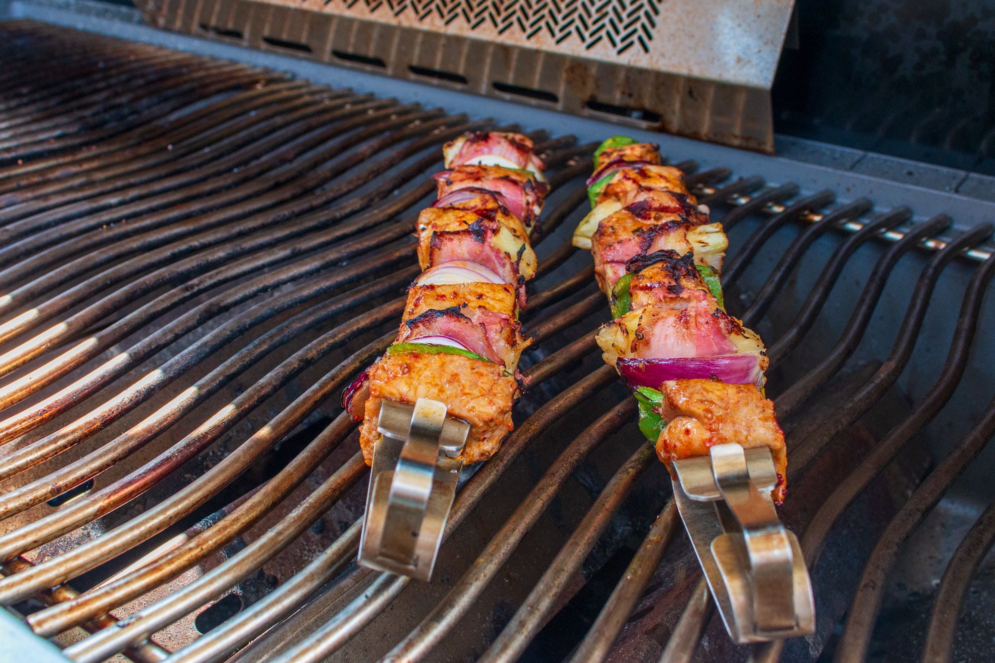 Schaschlik Spiesse auf dem Grill