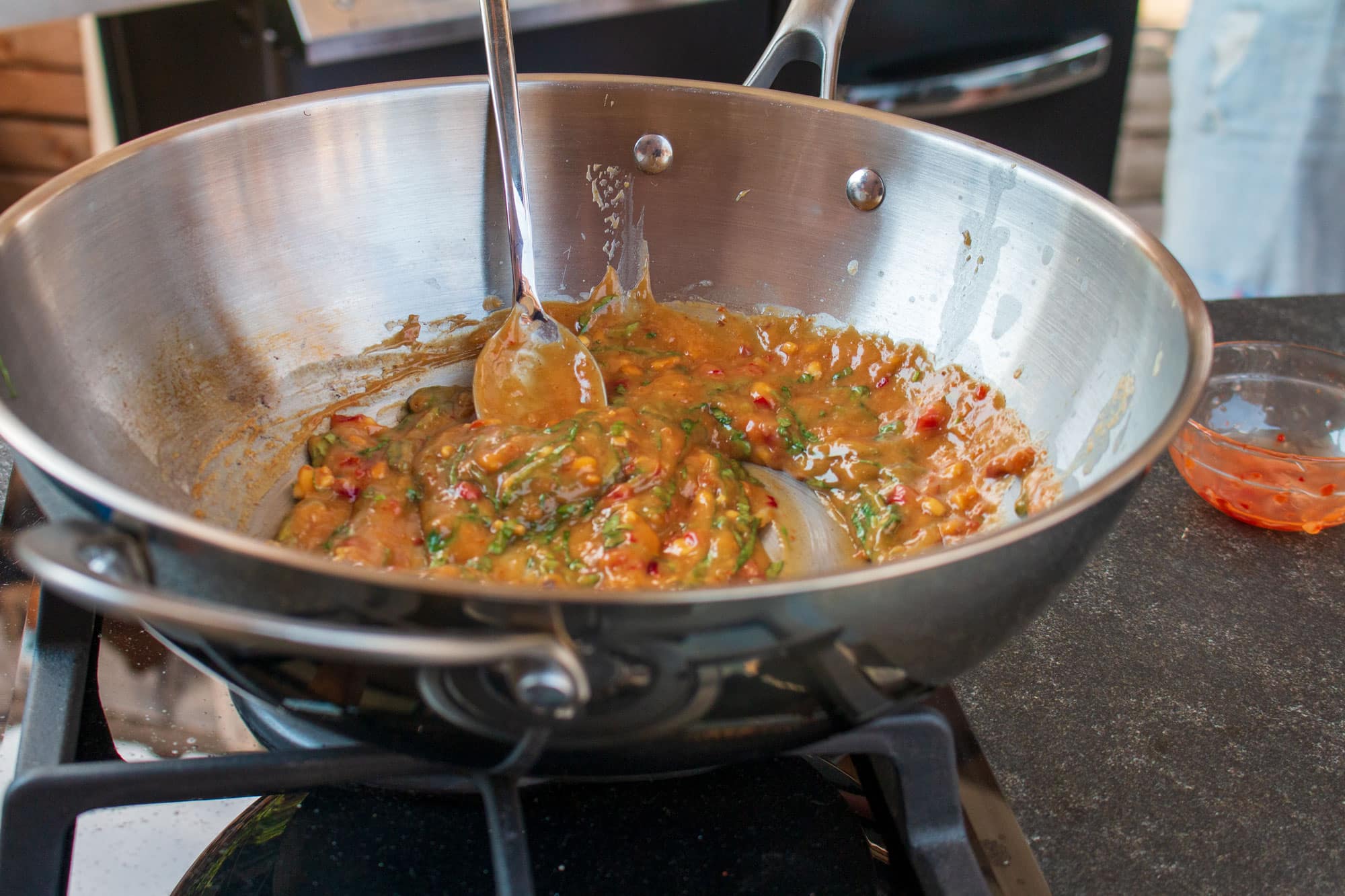 Die Schaschliksauce in einer Pfanne