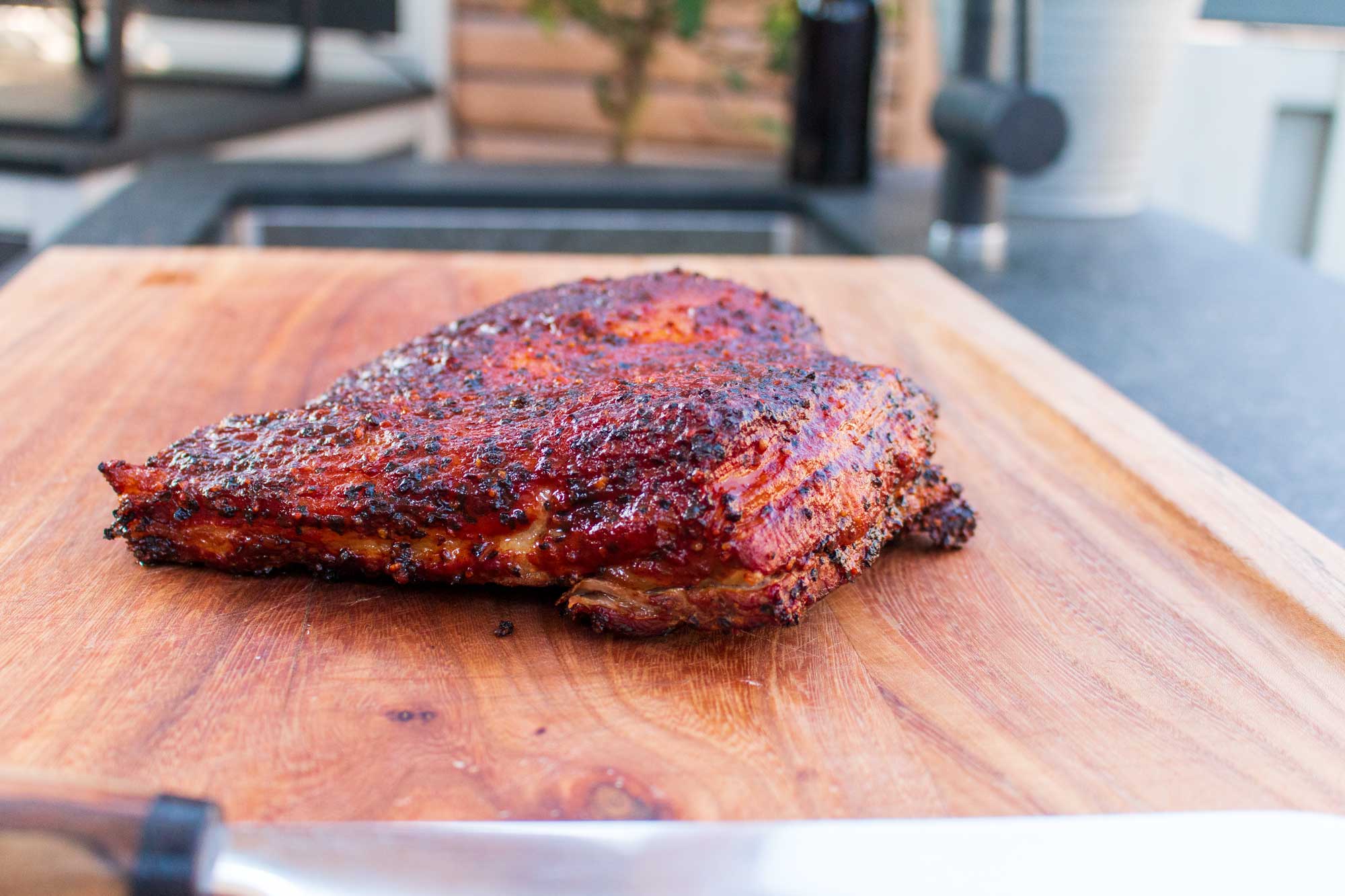 glasierter Schweinebauch auf einem Brett