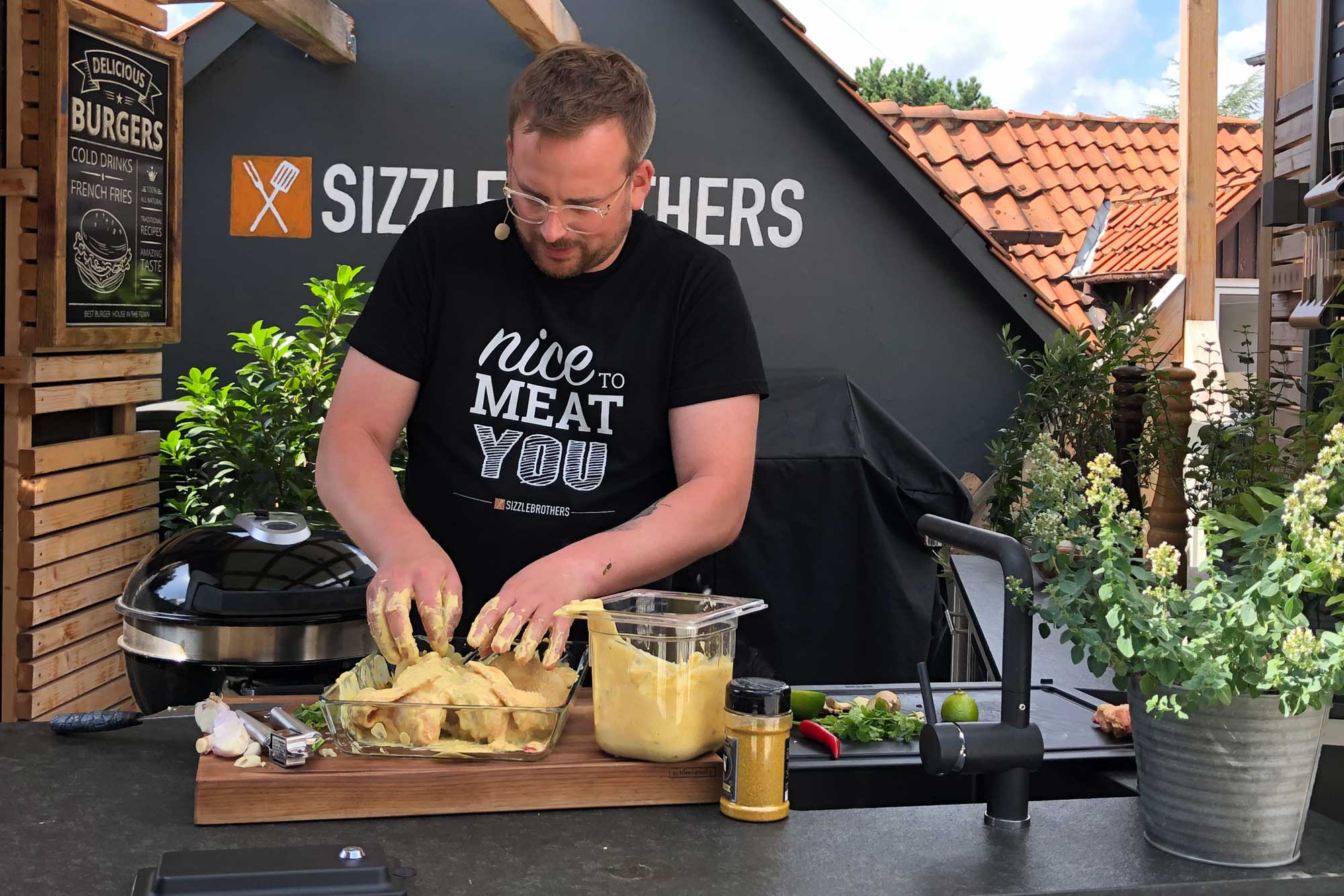 Das Tandoori Chicken wird vorbereitet