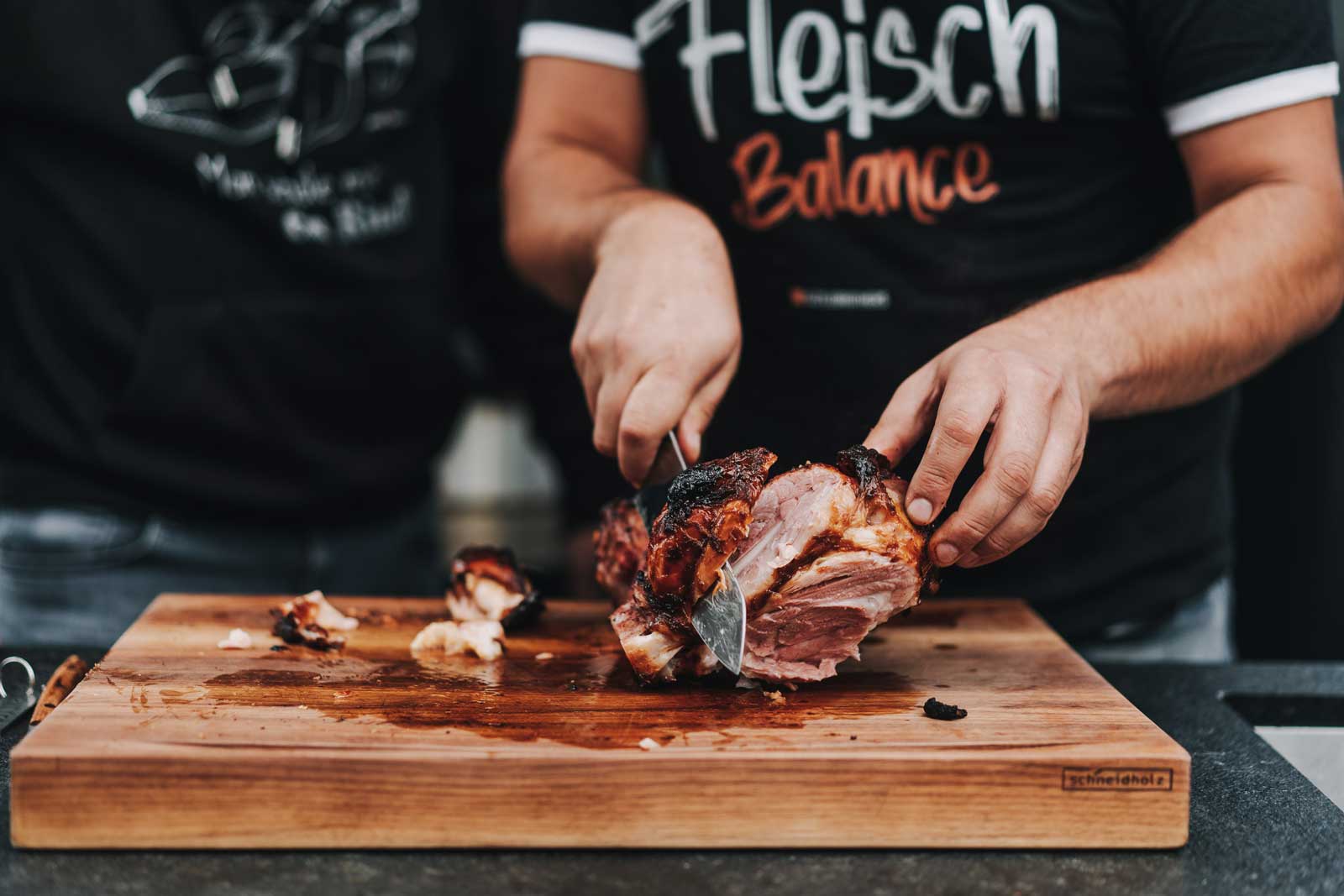 Hannes schneidet das Fleisch an