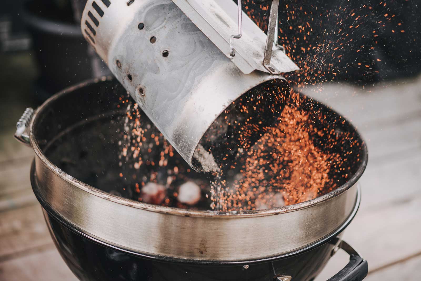 Die Kohle wird in den Grill gegeben